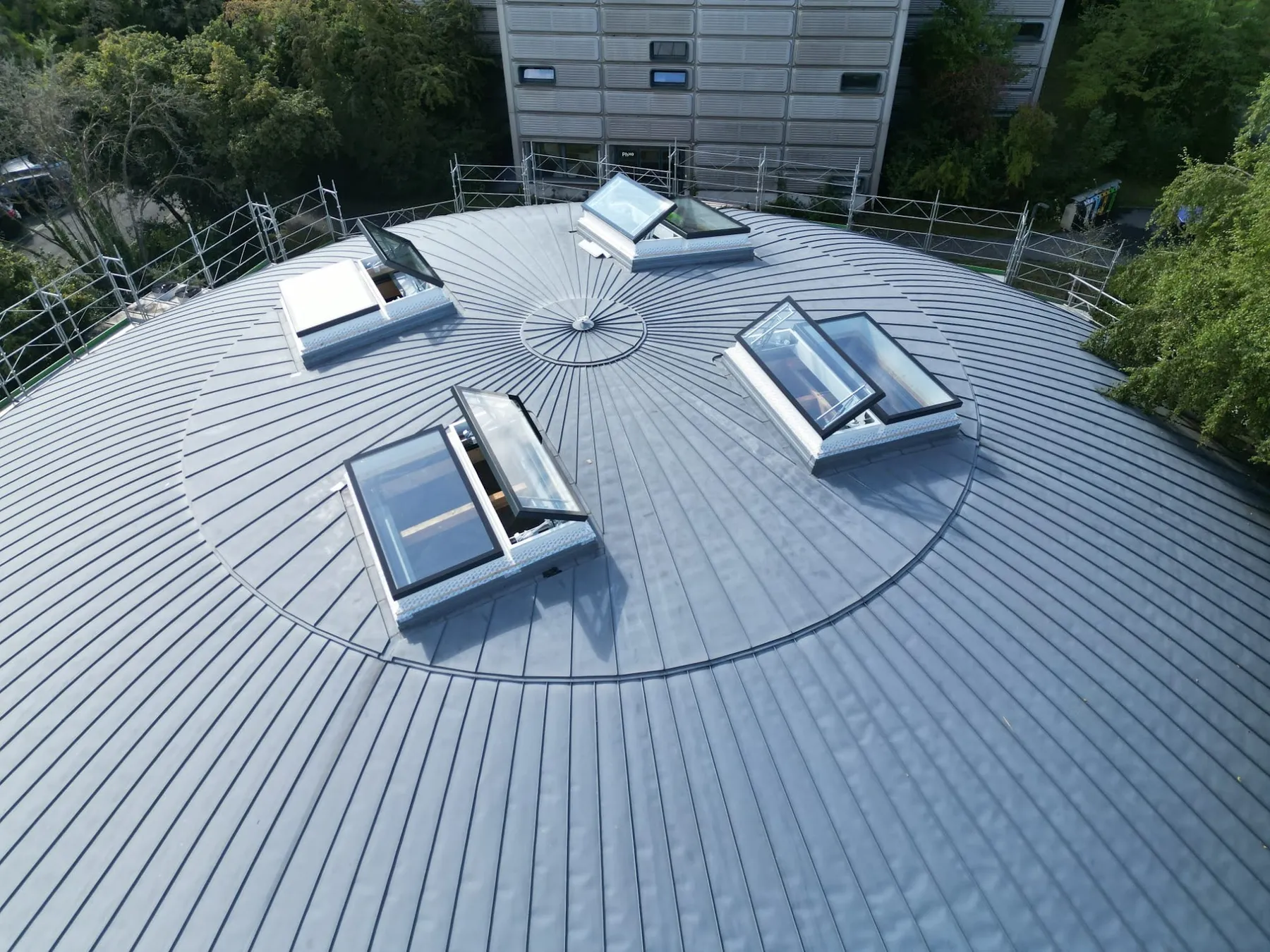 Installation de velux et garnitures, pour faire entrer la lumière sans compromettre l'étanchéité.